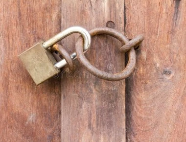 «Κλειδαμπαρωθείτε»: Έρχεται ο εφοριακός της… γειτονιάς